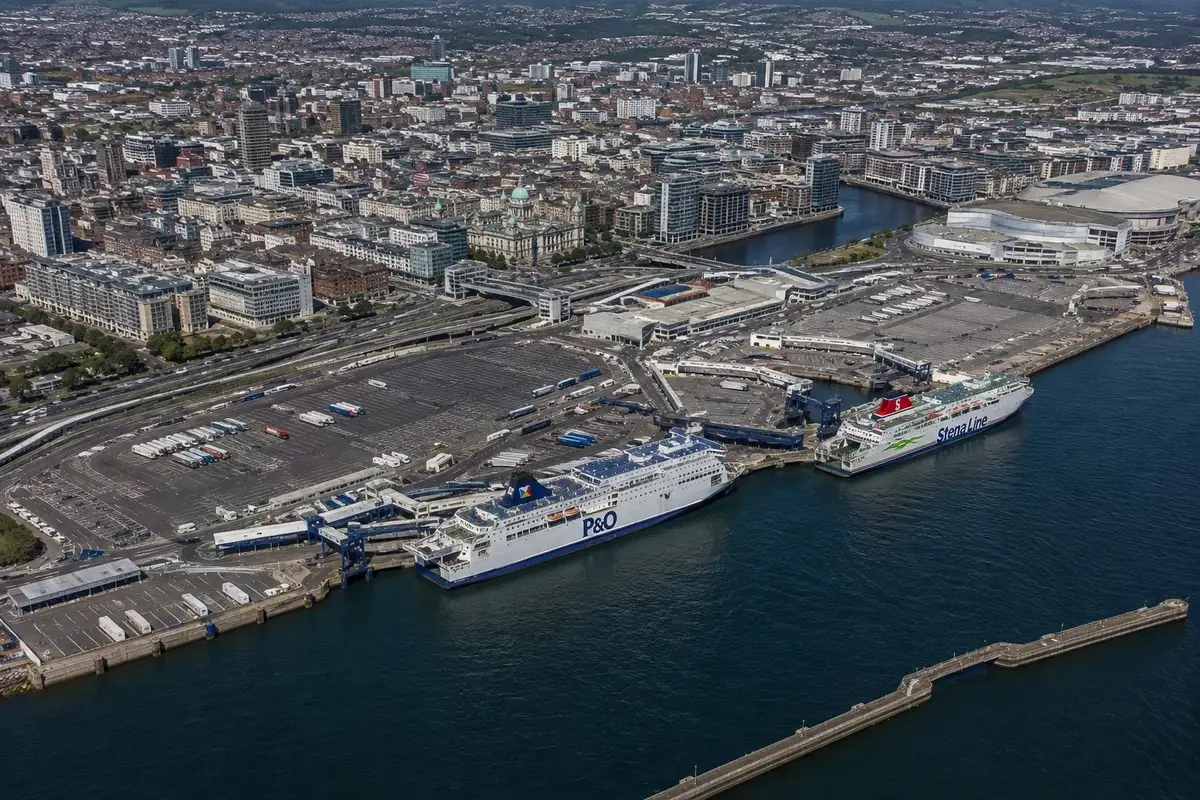 Luchtfoto van Belfast veerboothaven en waterkant van de stad