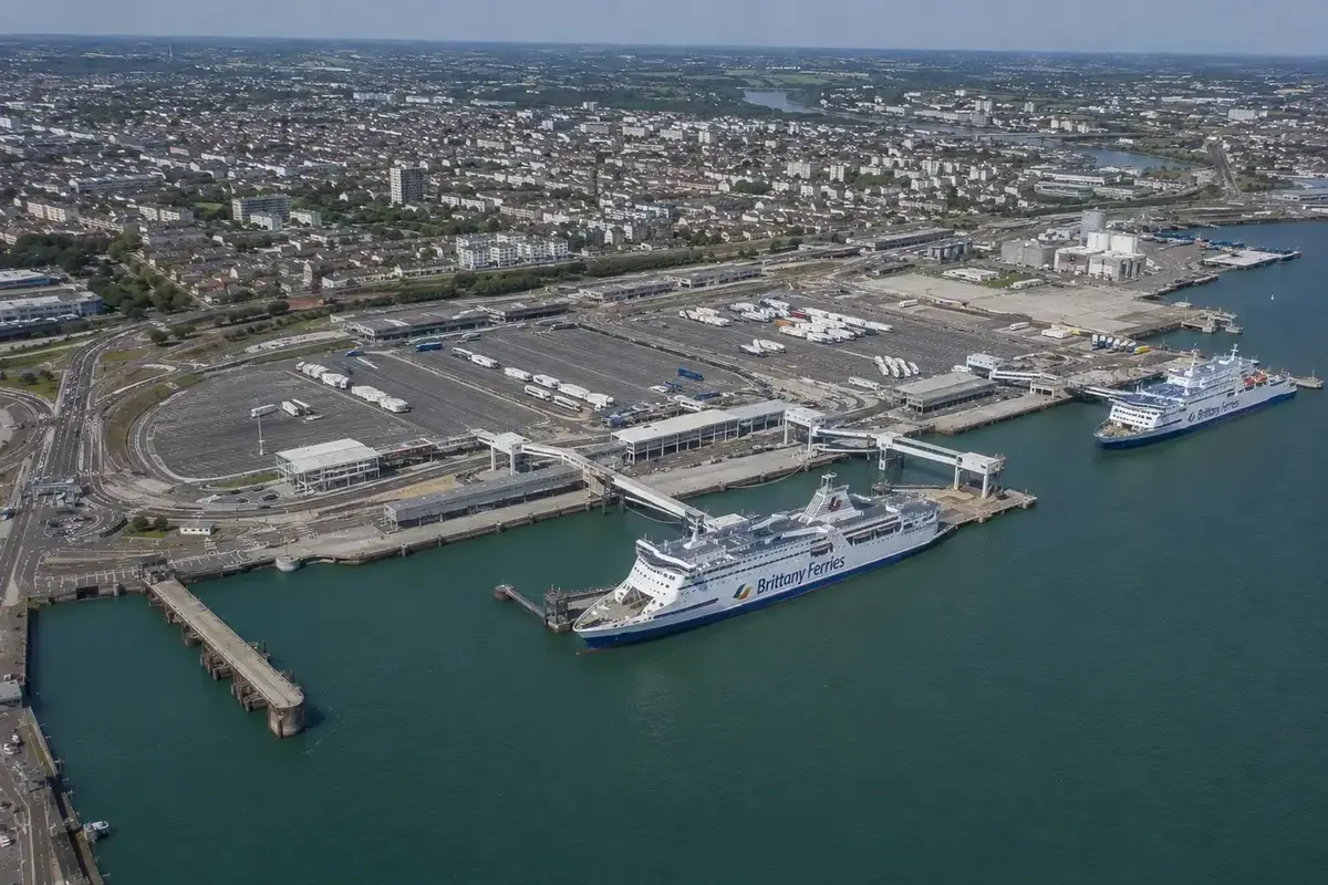 Passagiersveerbootterminal van Ouistreham voor Caen in Normandië