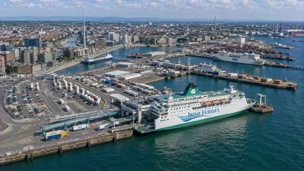 Luchtfoto van Dublin veerboothaven en waterkant van de stad