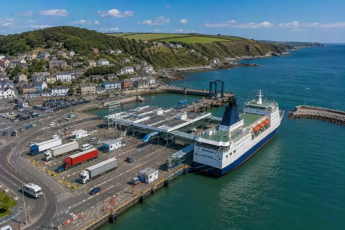 Luchtfoto van Fishguard veerboothaven bij Goodwick in Pembrokeshire
