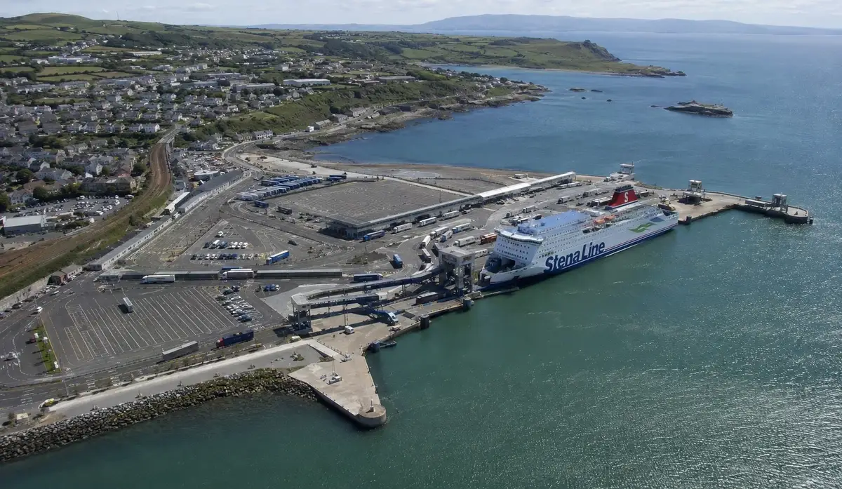 Luchtfoto van Holyhead veerboothaven en haven op Anglesey