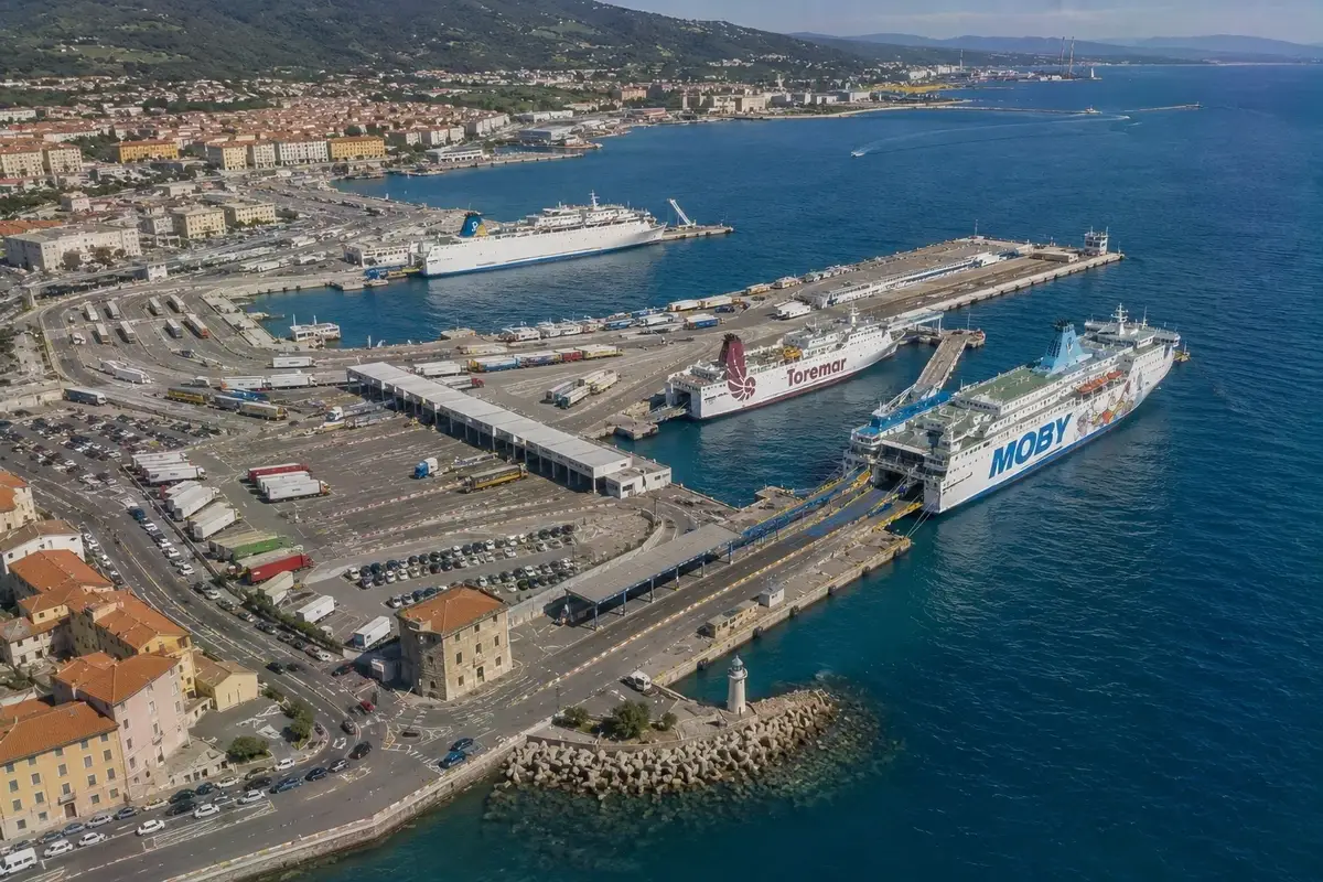 Piombino veerboothaven in Toscane