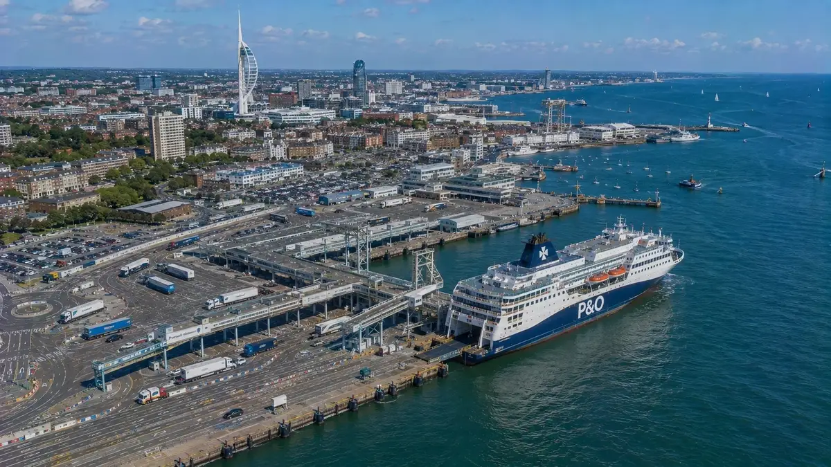 Waterkant en veerbootterminals van Portsmouth Harbour