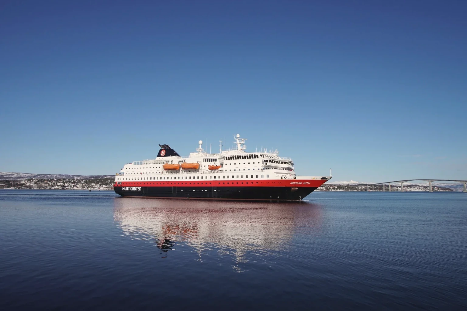 Schip van Hurtigruten Coastal Express langs de Noorse kust